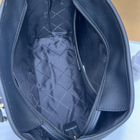 MICHAEL KORS
Jet Set Travel Logo Top-Zip Tote Bag
BLACK SIGNATURE COLOR - Picture 9 of 16